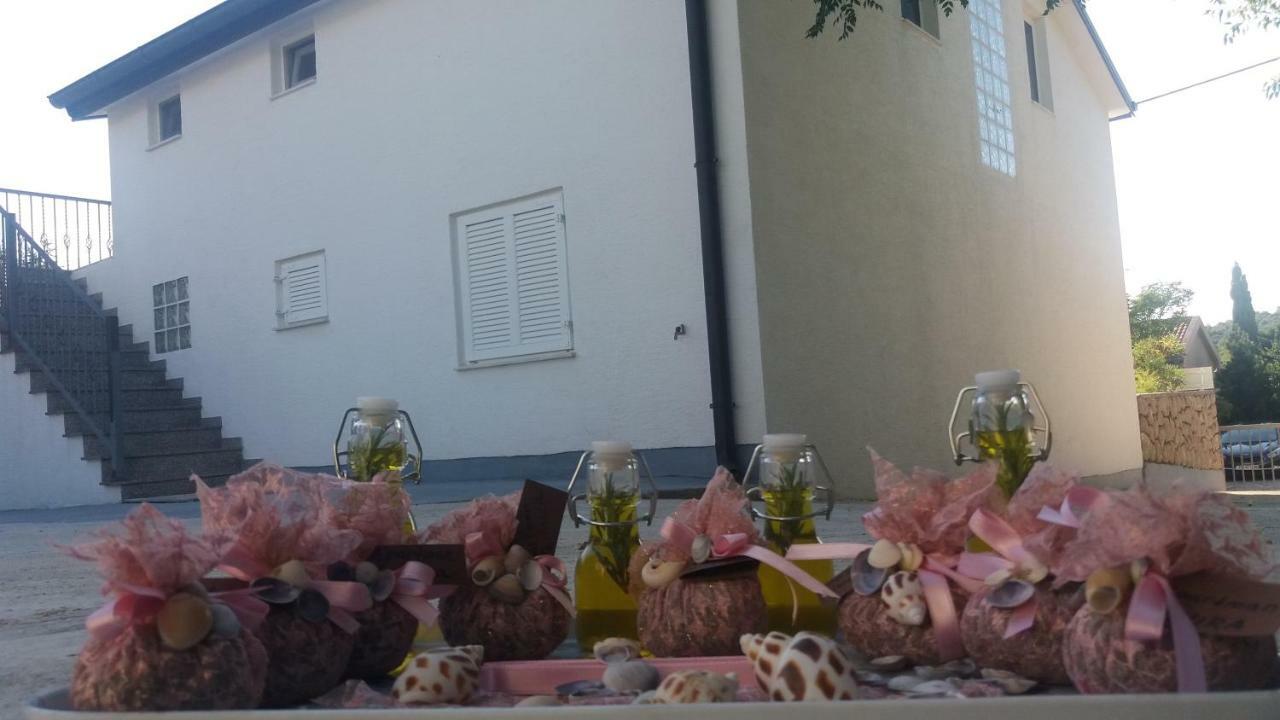 Apartman Zahira Karlobag Bagian luar foto